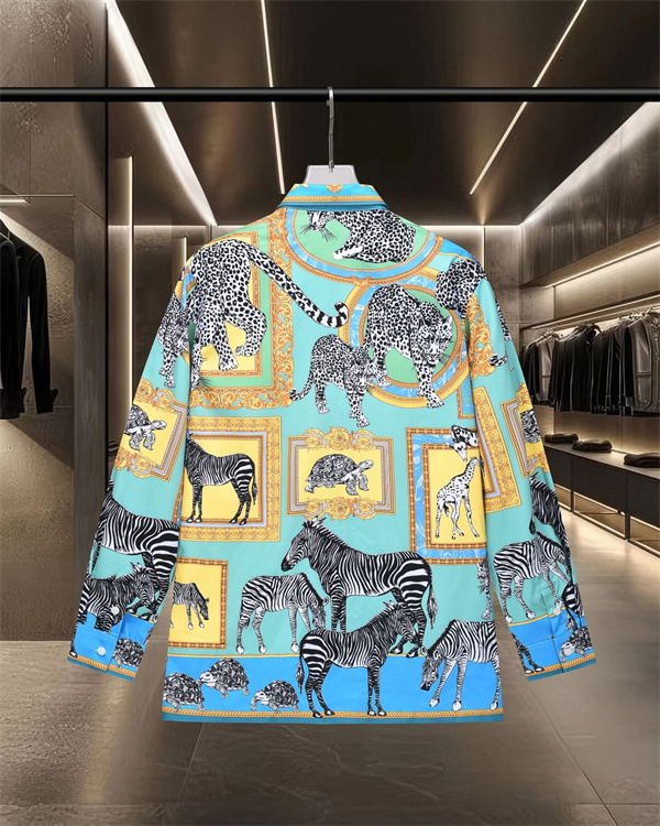 人気上昇 海外セレクト コーデ映え フレームアートプリント 端正な襟元 軽やかタッチ VERSACE ヴェルサーチ コピー 長袖シャツ