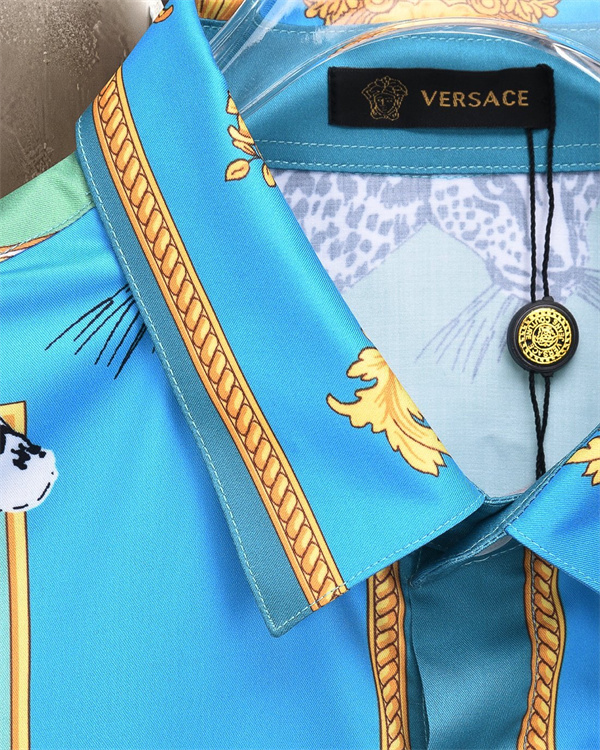 人気上昇 海外セレクト コーデ映え フレームアートプリント 端正な襟元 軽やかタッチ VERSACE ヴェルサーチ コピー 長袖シャツ