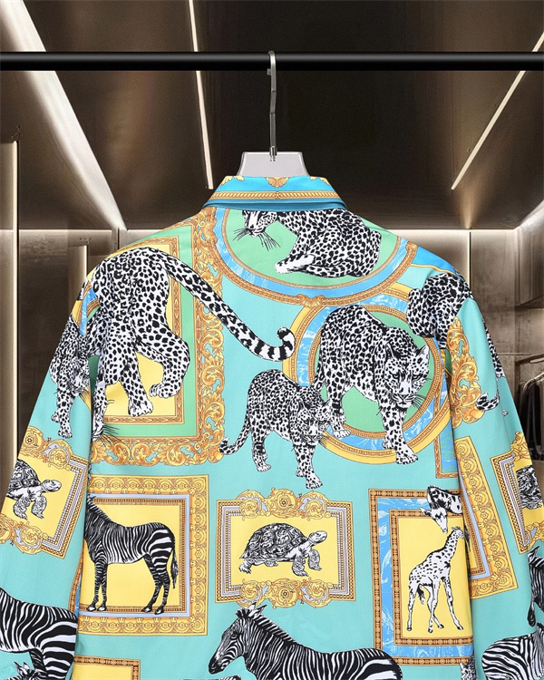 人気上昇 海外セレクト コーデ映え フレームアートプリント 端正な襟元 軽やかタッチ VERSACE ヴェルサーチ コピー 長袖シャツ