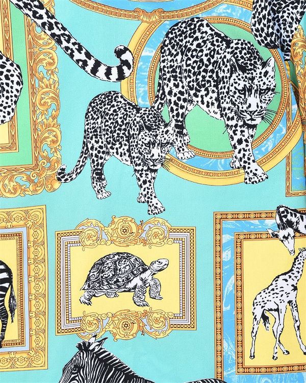 人気上昇 海外セレクト コーデ映え フレームアートプリント 端正な襟元 軽やかタッチ VERSACE ヴェルサーチ コピー 長袖シャツ