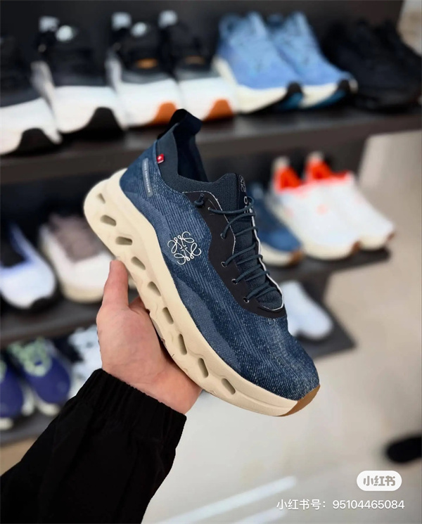 Loewe x On Cloudtiltロエベランニングシューズスーパーコピー☆2026おしゃれメンズスニーカー