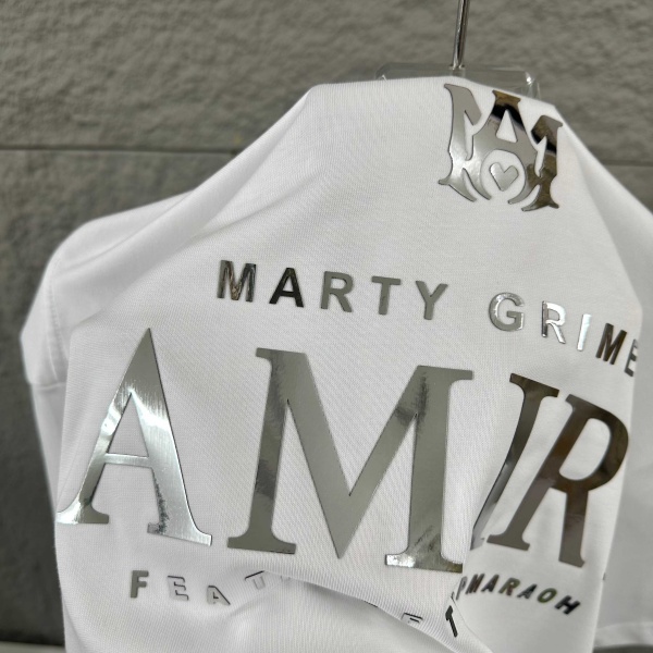 新作注目 AMIRI 激安 ミラーシルバー文字 アミリ ゆったりシルエット 半袖Tシャツ