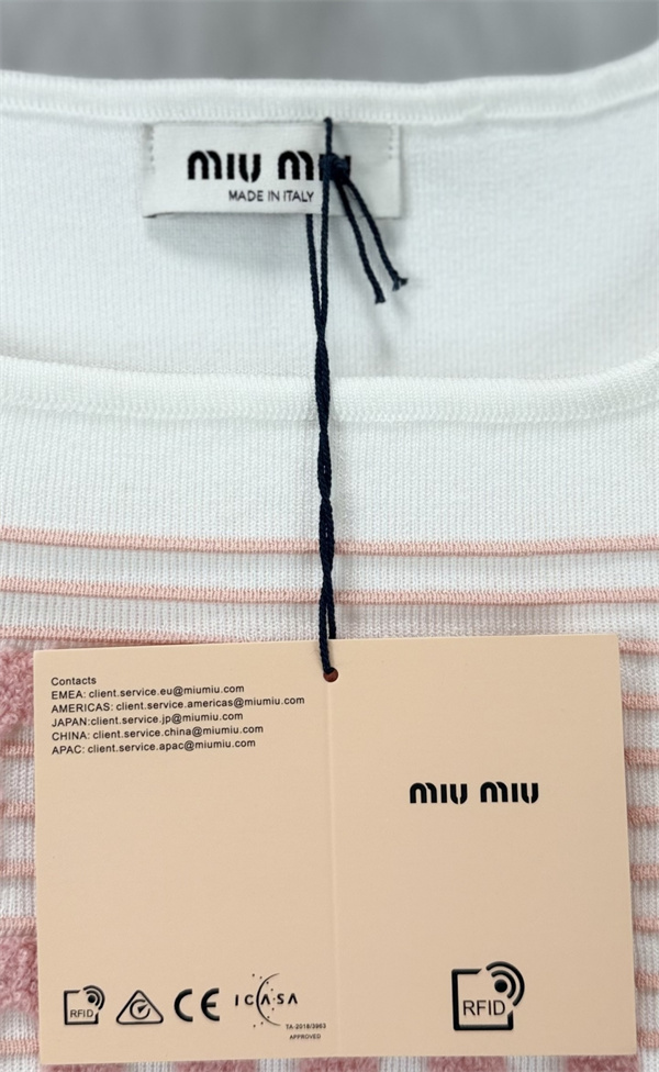 ボーダー切替 立体ロゴ刺繍 メタルショルダー MIU MIU ミュウミュウ コピー ニットキャミソール 新作注目 人気上昇