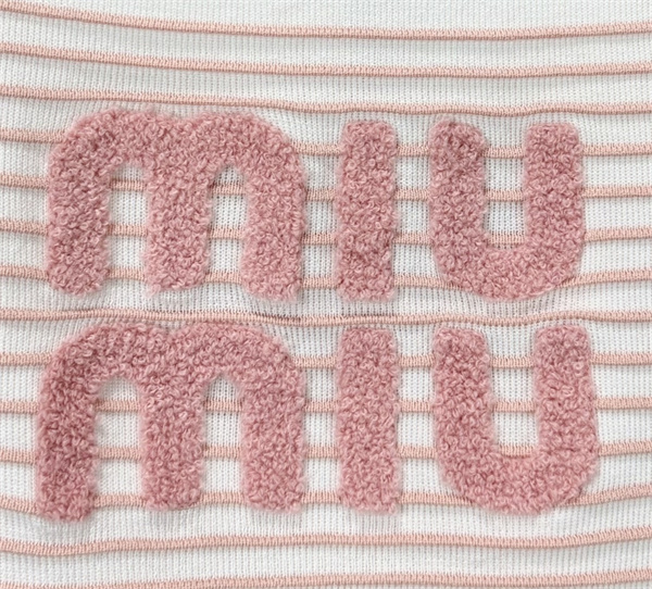 ボーダー切替 立体ロゴ刺繍 メタルショルダー MIU MIU ミュウミュウ コピー ニットキャミソール 新作注目 人気上昇