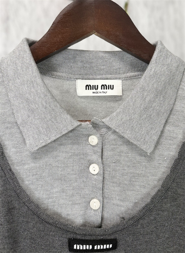 レイヤード風デザイン リブニット コンパクトシルエット MIU MIU ミュウミュウ コピー 半袖ポロシャツ 話題先取り 注文集中