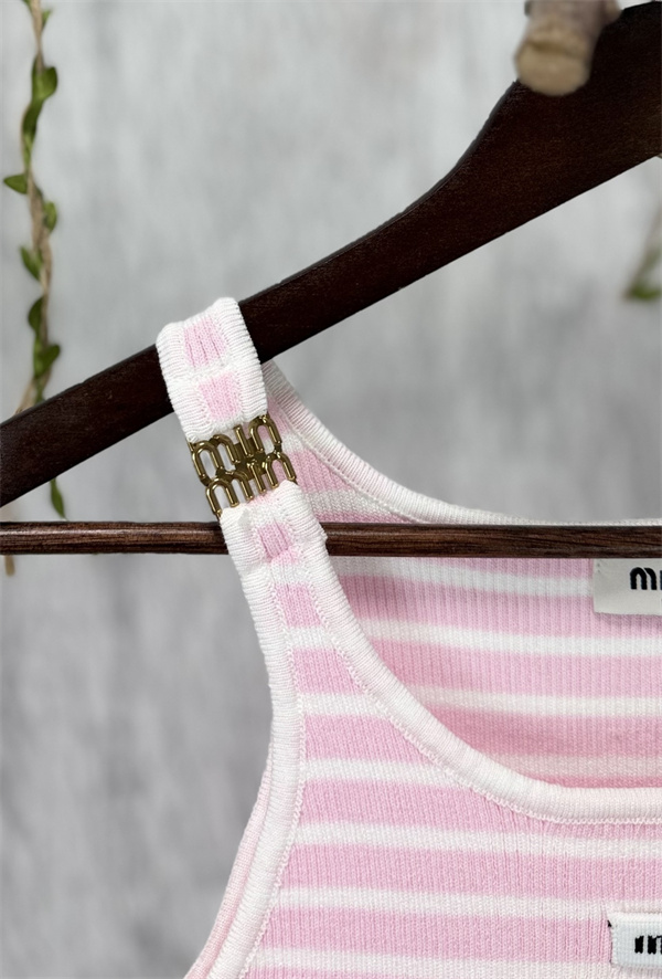 メタルバックル 伸縮リブ MIU MIU ミュウミュウ コピー ニットタンクトップ コンパクトフィット 反響先行 コーデ映え