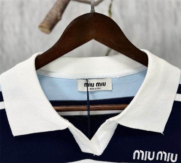 配色ボーダー ハイゲージニット 端正フィット MIU MIU ミュウミュウ コピー 半袖ポロシャツ 先行注目