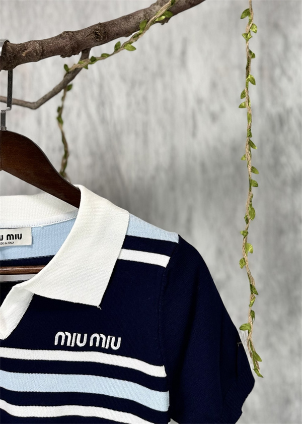 配色ボーダー ハイゲージニット 端正フィット MIU MIU ミュウミュウ コピー 半袖ポロシャツ 先行注目