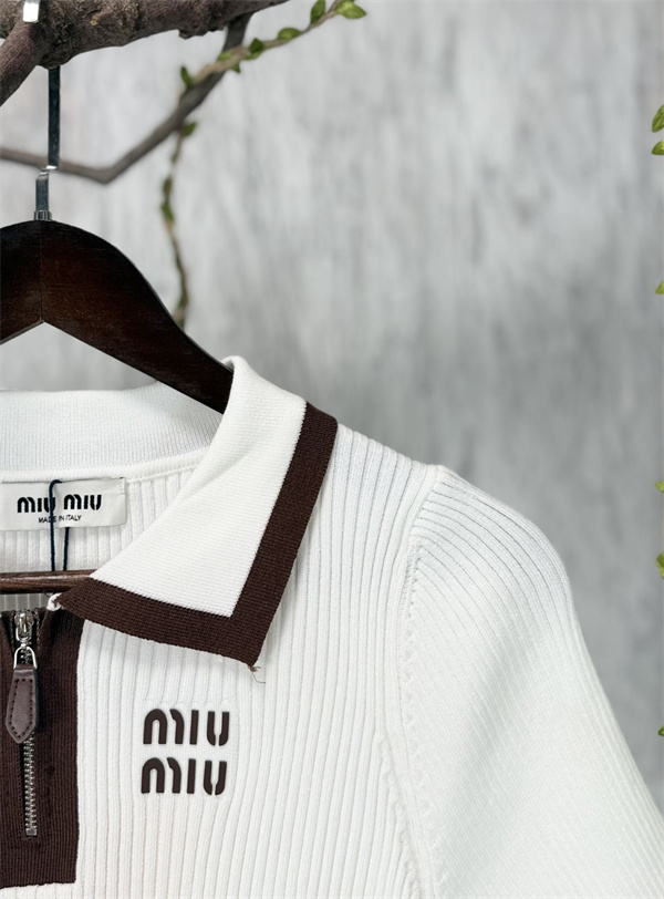 高密度編み 立体シルエット MIU MIU ミュウミュウ コピー 半袖ポロシャツ モダンプレッピー 海外セレクト 人気上向き