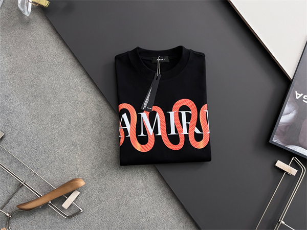 サーペント調グラフィック オーバーサイズ文字 ゆったりフォルム AMIRI アミリ コピー 半袖Tシャツ 新作有力
