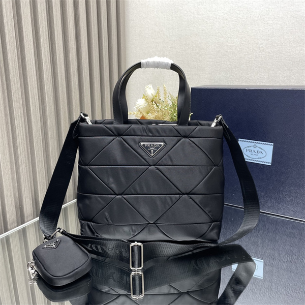 PRADA 2026トレンド  おしゃれなファッションコーデ プラダトートバッグスーパーコピーブランド激安通販 専門店
