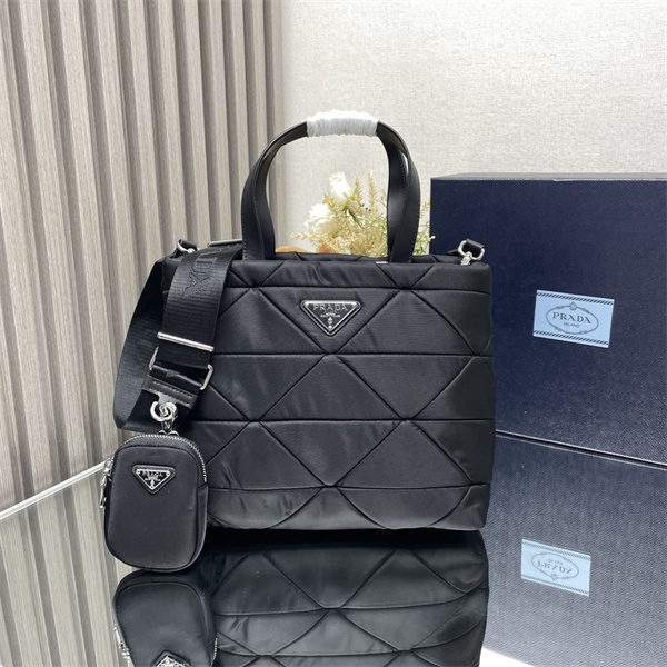 PRADA 2026トレンド  おしゃれなファッションコーデ プラダトートバッグスーパーコピーブランド激安通販 専門店