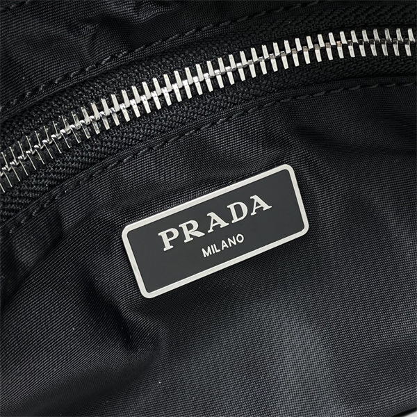 PRADA 2026トレンド  おしゃれなファッションコーデ プラダトートバッグスーパーコピーブランド激安通販 専門店