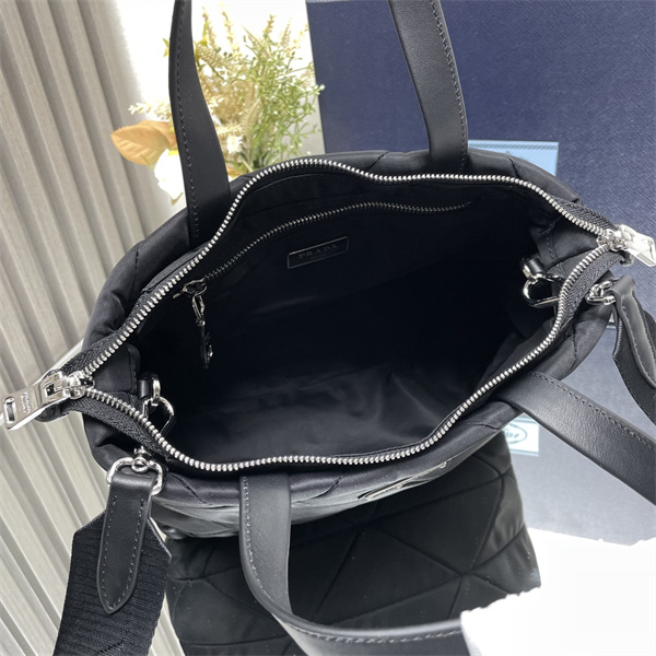 PRADA 2026トレンド  おしゃれなファッションコーデ プラダトートバッグスーパーコピーブランド激安通販 専門店
