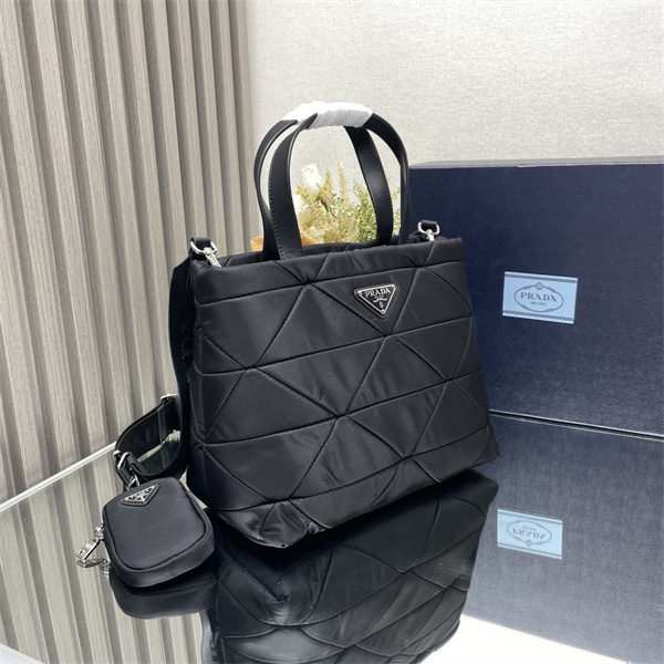 PRADA 2026トレンド  おしゃれなファッションコーデ プラダトートバッグスーパーコピーブランド激安通販 専門店