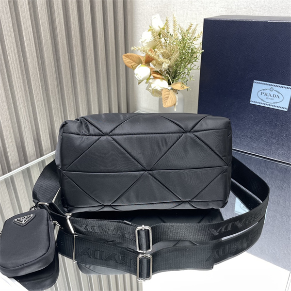 PRADA 2026トレンド  おしゃれなファッションコーデ プラダトートバッグスーパーコピーブランド激安通販 専門店
