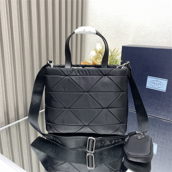 PRADA 2026トレンド  おしゃれなファッションコーデ プラダトートバッグスーパーコピーブランド激安通販 専門店