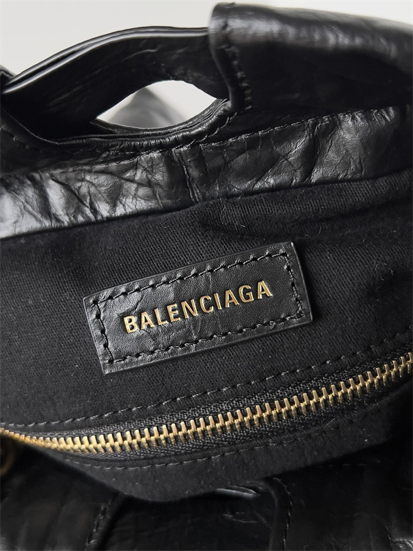 コーデの完成度を高める  2026オススメのアイテムを見逃すな BALENCIAGA バレンシアガ  ショルダーバッグコピー