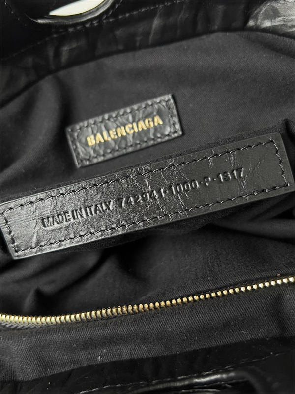 バレンシアガ ショルダーバッグコピー限定色がお目見え BALENCIAGA 新作が見逃せない  レディースバッグ一目惚れ級に