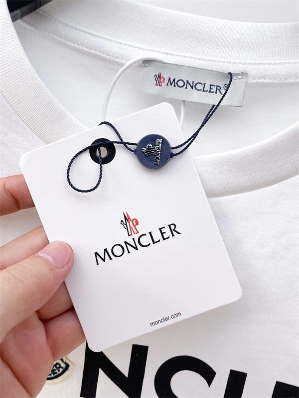 2色可選 高級感のある素材 MONCLER 海外でも人気なブランド モンクレール 半袖Tシャツコピー激安通販 専門店