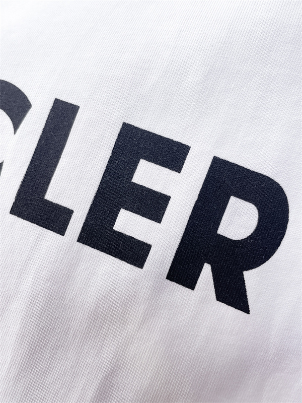 2色可選 高級感のある素材 MONCLER 海外でも人気なブランド モンクレール 半袖Tシャツコピー激安通販 専門店