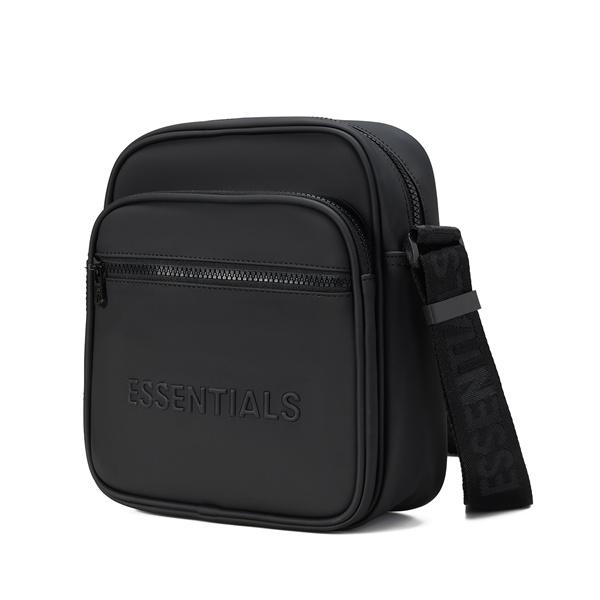クロスボディバッグ フロントポケット付き 収納力抜群 ESSENTIALS エッセンシャルズ コピー バッグ スクエアデザイン 軽量素材
