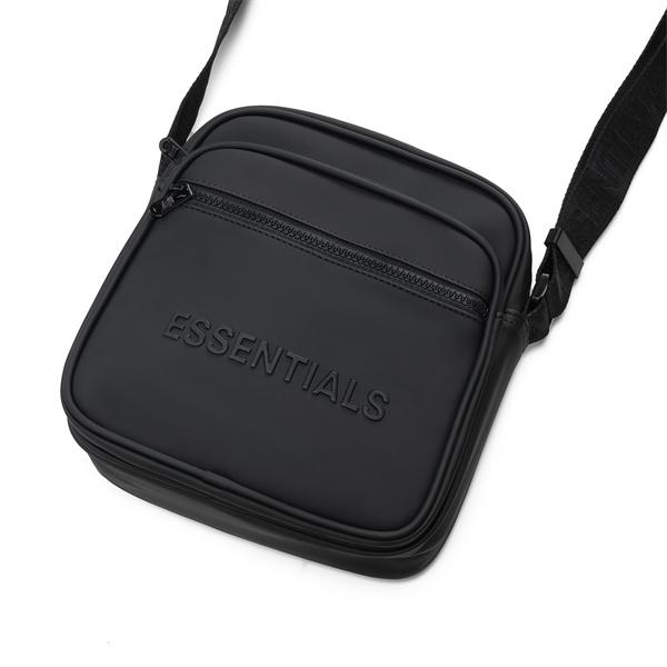 クロスボディバッグ フロントポケット付き 収納力抜群 ESSENTIALS エッセンシャルズ コピー バッグ スクエアデザイン 軽量素材