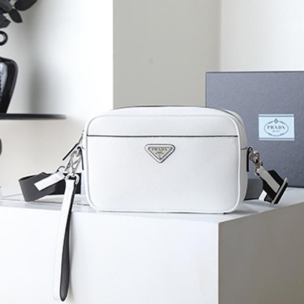 PRADA コピー プラダ コピー サフィアーノレザー ショルダーバッグ スクエアバッグ クロスボディ 軽量 人気 2026新作