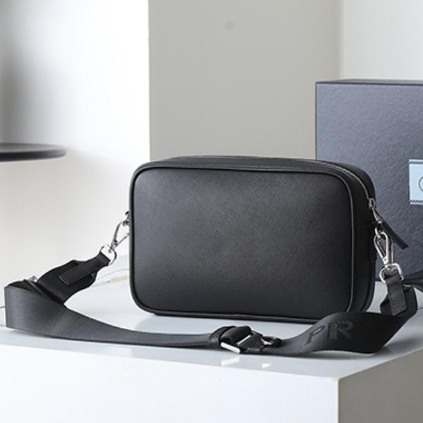 PRADA コピー プラダ コピー サフィアーノレザー ショルダーバッグ スクエアバッグ クロスボディ 軽量 人気 2026新作