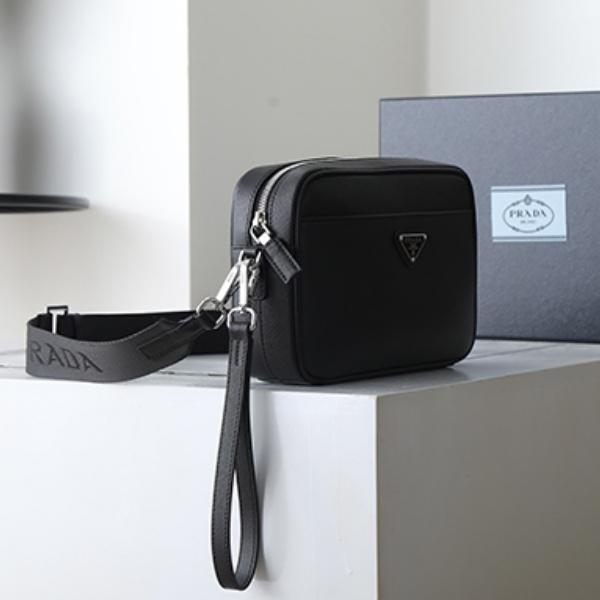 PRADA コピー プラダ コピー サフィアーノレザー ショルダーバッグ スクエアバッグ クロスボディ 軽量 人気 2026新作