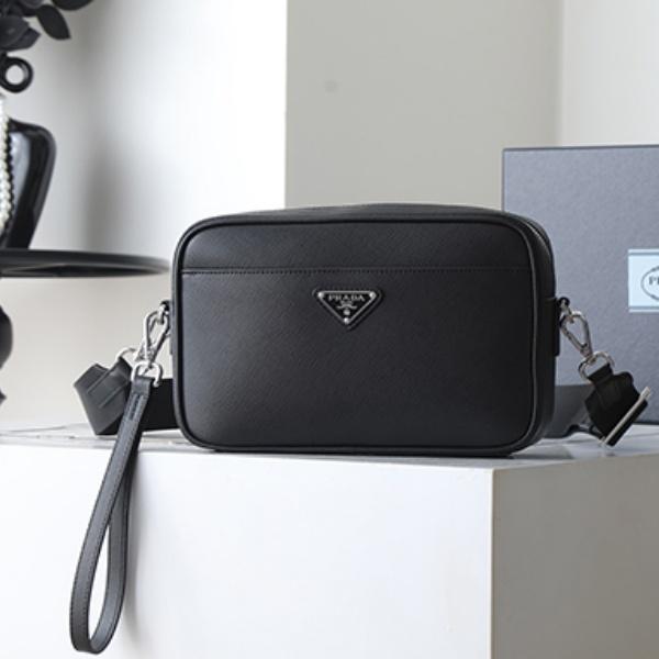 PRADA コピー プラダ コピー サフィアーノレザー ショルダーバッグ スクエアバッグ クロスボディ 軽量 人気 2026新作