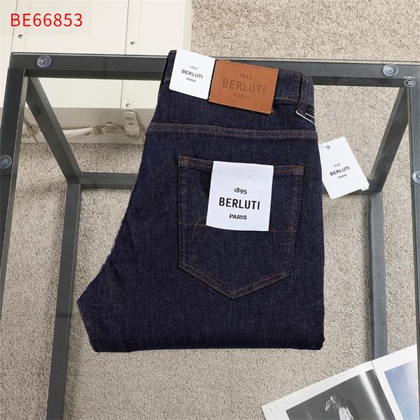 Berluti デニムパンツ ロゴパッチデザイン すっきり見え 大人コーデ向け 着回ししやすい定番