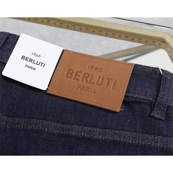 Berluti デニムパンツ ロゴパッチデザイン すっきり見え 大人コーデ向け 着回ししやすい定番