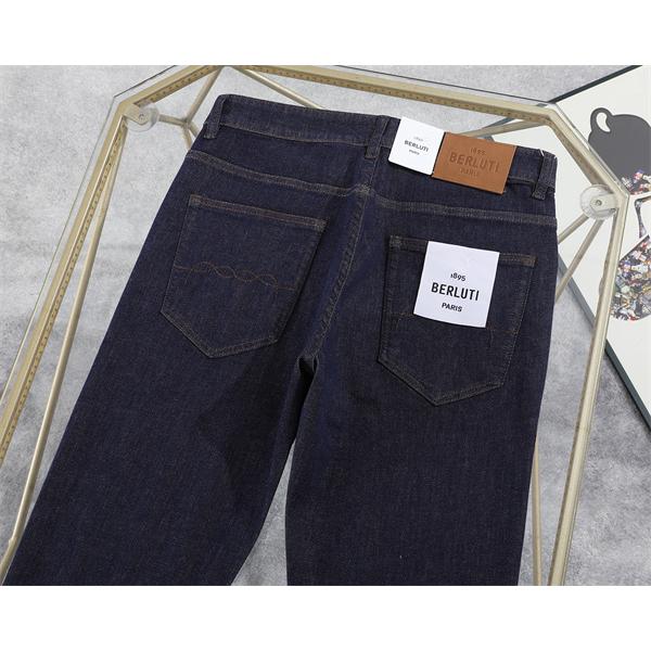 Berluti デニムパンツ ロゴパッチデザイン すっきり見え 大人コーデ向け 着回ししやすい定番