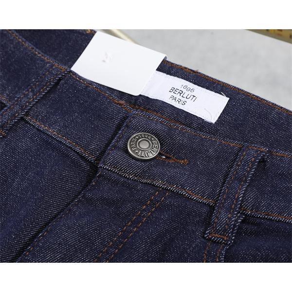 Berluti デニムパンツ ロゴパッチデザイン すっきり見え 大人コーデ向け 着回ししやすい定番