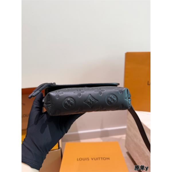 超人気ルイビトンショルダーバッグコピーLOUIS VUITTON District PM 15*15cm個性的