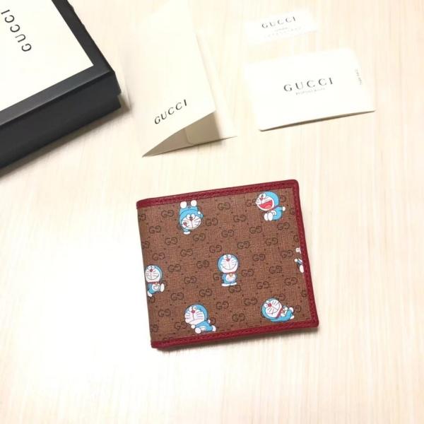 話題コラボ ドラえもん総柄 GUCCI 二つ折り財布 レッド内装 グッチ 注目アイテム