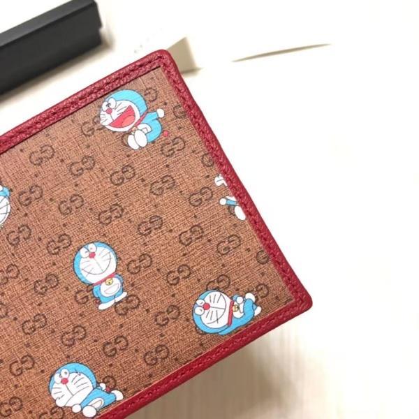 話題コラボ ドラえもん総柄 GUCCI 二つ折り財布 レッド内装 グッチ 注目アイテム