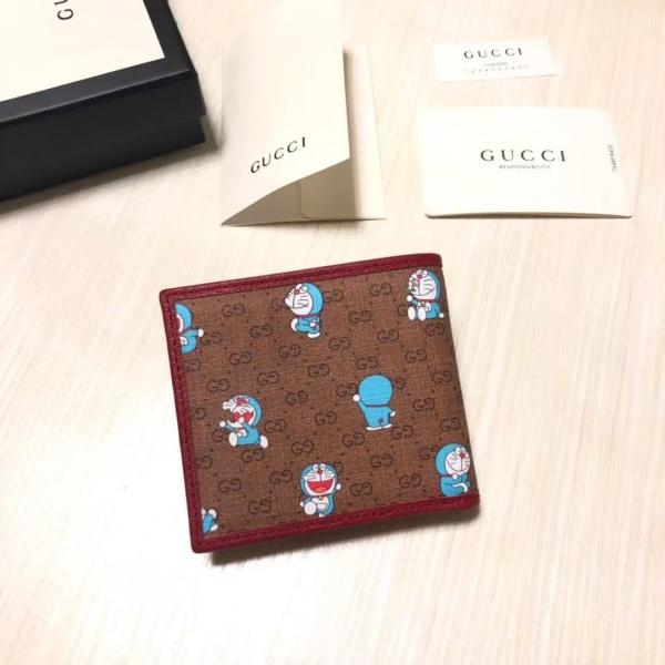 話題コラボ ドラえもん総柄 GUCCI 二つ折り財布 レッド内装 グッチ 注目アイテム