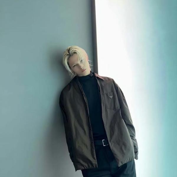 2026新作 トライアングルプレート PRADA 軽量再生ナイロン プラダ ジップジャケット