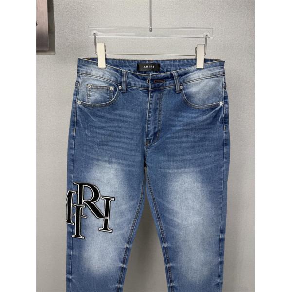 ロゴパッチアクセント ウォッシュデニム ブルーカラー AMIRI アミリ コピー デニム ブランドモチーフ 存在感スタイル