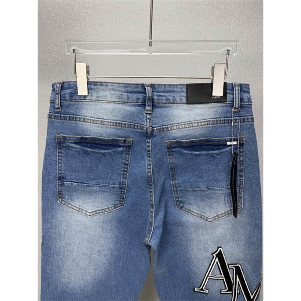ロゴパッチアクセント ウォッシュデニム ブルーカラー AMIRI アミリ コピー デニム ブランドモチーフ 存在感スタイル