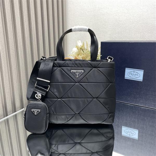 PRADA 2026トレンド  おしゃれなファッションコーデ プラダトートバッグスーパーコピーブランド激安通販 専門店