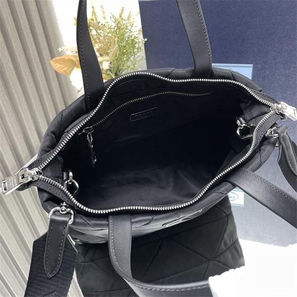 PRADA 2026トレンド  おしゃれなファッションコーデ プラダトートバッグスーパーコピーブランド激安通販 専門店