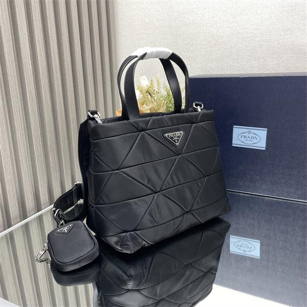PRADA 2026トレンド  おしゃれなファッションコーデ プラダトートバッグスーパーコピーブランド激安通販 専門店