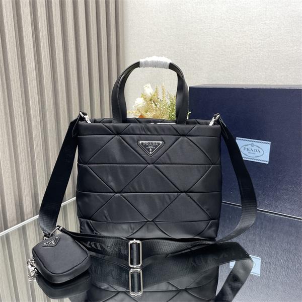 PRADA 2026トレンド  おしゃれなファッションコーデ プラダトートバッグスーパーコピーブランド激安通販 専門店