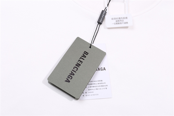 ディストレスレタリング 立体陰影 クール映え BALENCIAGA バレンシアガ コピー 半袖Tシャツ 話題性抜群