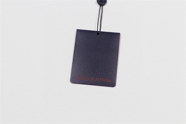 モノトーンデザイン LVモチーフ 立体見え LOUIS VUITTON ルイヴィトン コピー 半袖Tシャツ 売れ筋候補