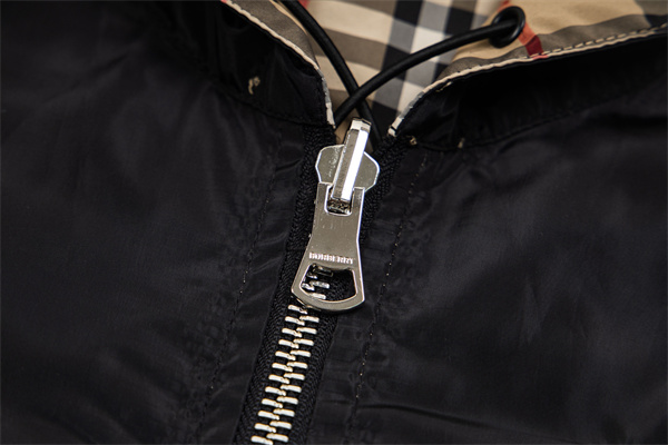 BURBERRY バーバリー コピー ウインドブレーカー ヴィンテージチェック フード付き ダブルジップ 限定モデル