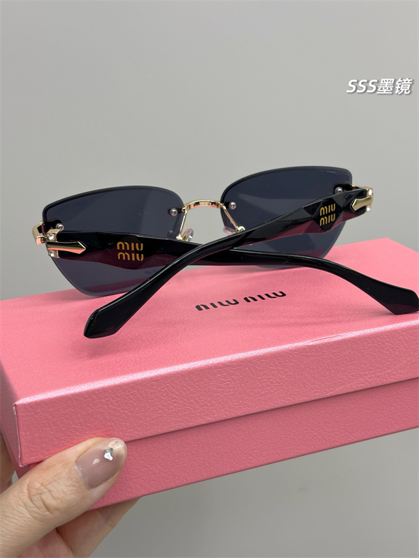 リムレス風 Mモチーフテンプル MIU MIU ミュウミュウ コピー サングラス 話題性抜群